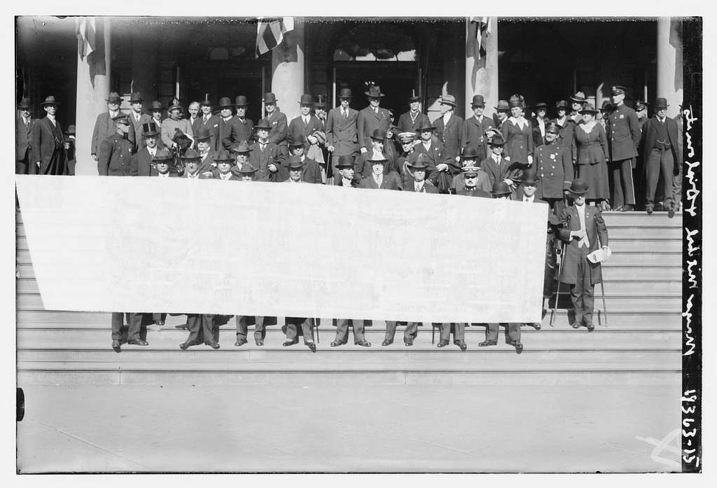 Mayor Mitchel & delegates to the Southern Commercial Congress Convention standing on steps of City Hall: Gov. Manning, S.C.; Straus; Dr. de Cespedes, Cuban Minister; Mayor Mitchel; Sen. Fletcher, Fla.; Karavongsi, Siamese Minister; Dr. Porras, Pnama Minis