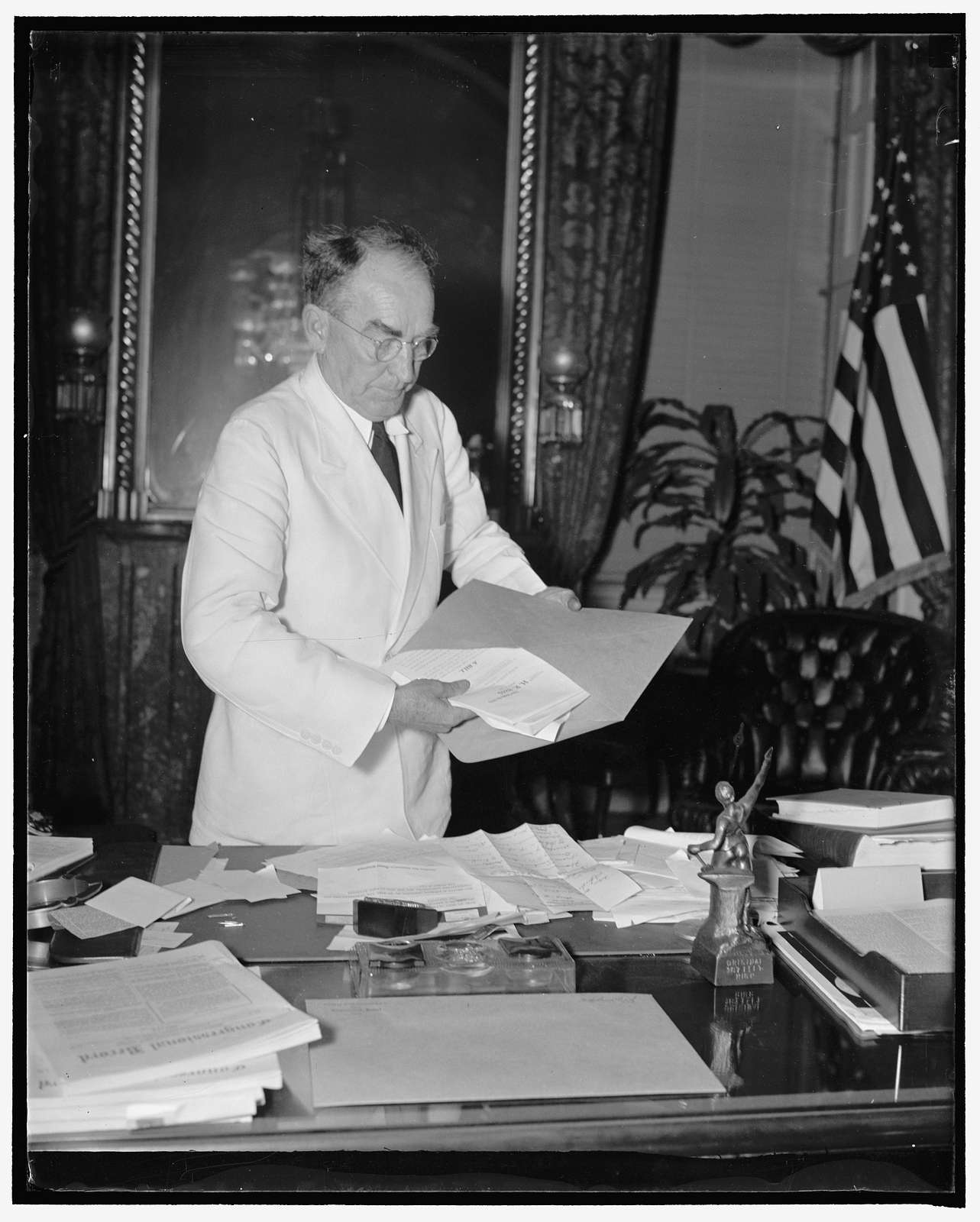 Speaker prepares for homeward journey. Washington D.C. Aug 21. Content with a job well done, Speaker of the House Bankhead clears his desk preparatory to taking a train to his Alabama home as the 75th Congress adjourned today, 82137